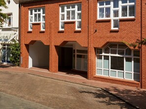 A red brick building with multiple windows and a covered entrance. - Sunday Hotel Stade Herzog Widukind (Stade)