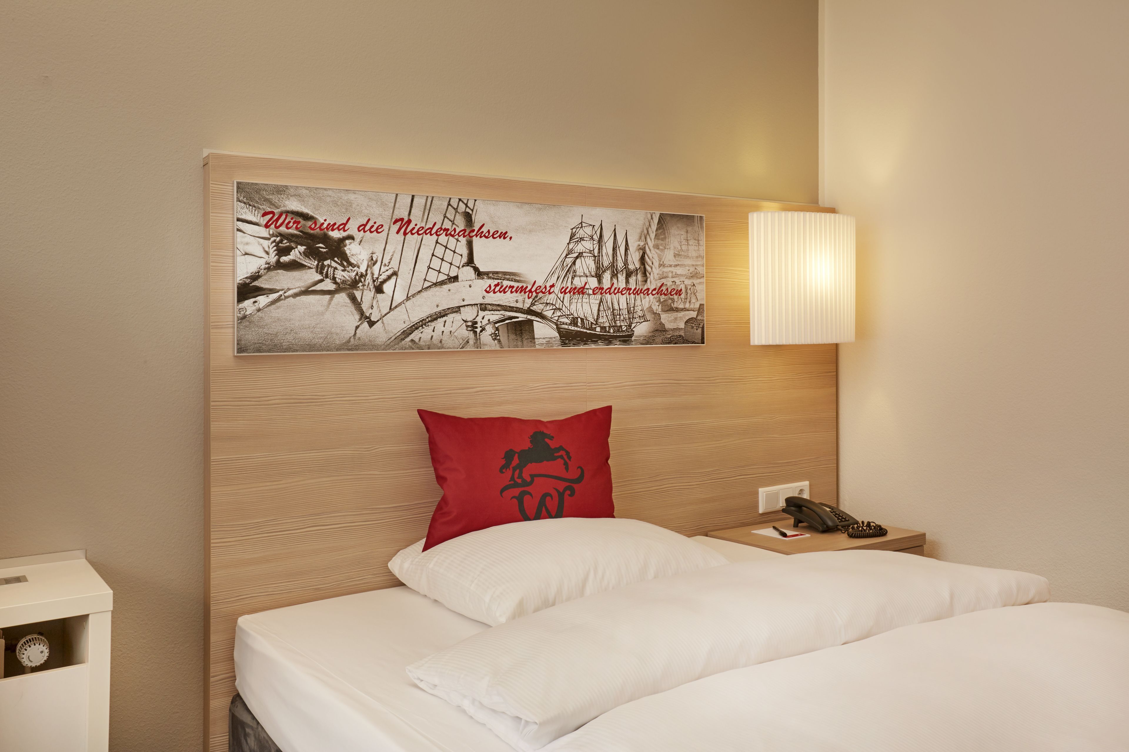 standard single room | in-room safe, desk, soundproofing, free wifi