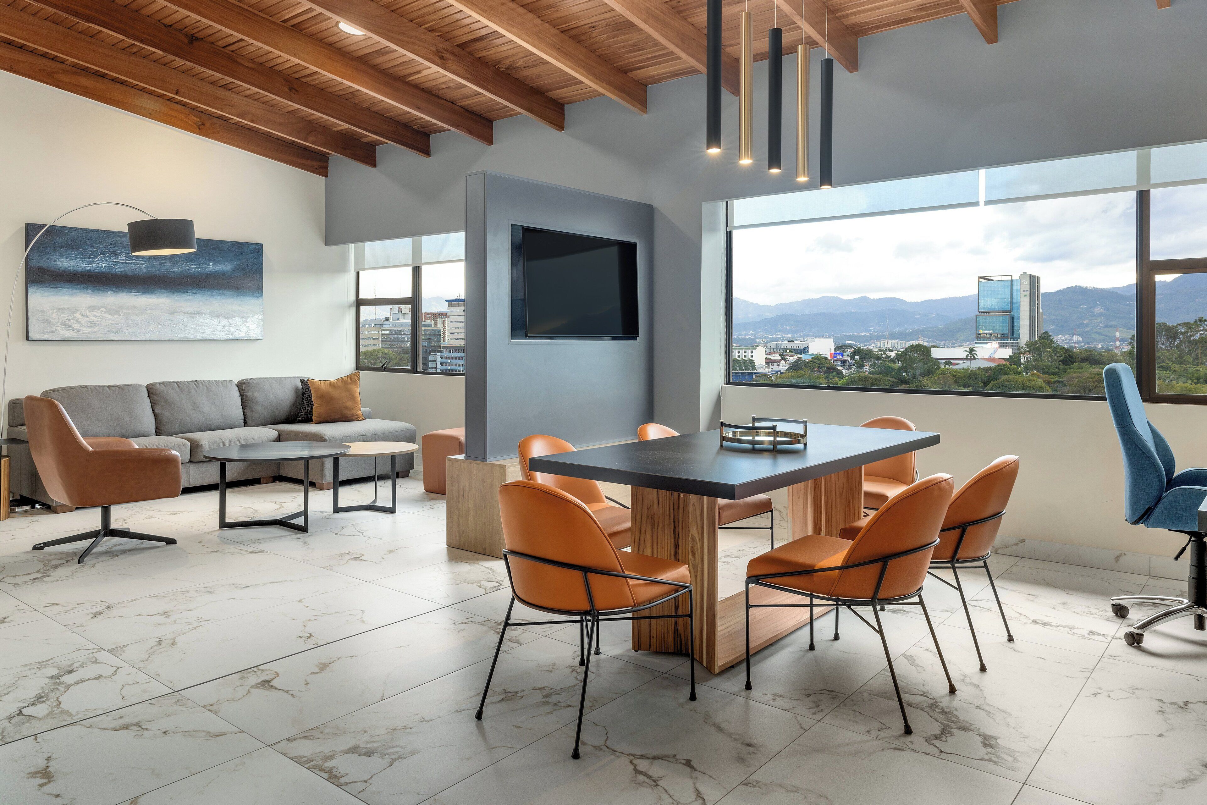 Luxe beddengoed, pillowtop-bedden, een kluis op de kamer, een bureau