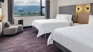 Luxe beddengoed, pillowtop-bedden, een kluis op de kamer, een bureau