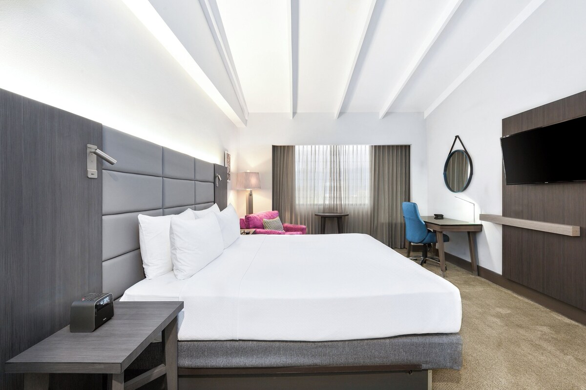 Chambre Standard, 1 très grand lit, accès au bar-salon (Top Floor) | Literie de qualité, lit avec matelas à plateau-coussin