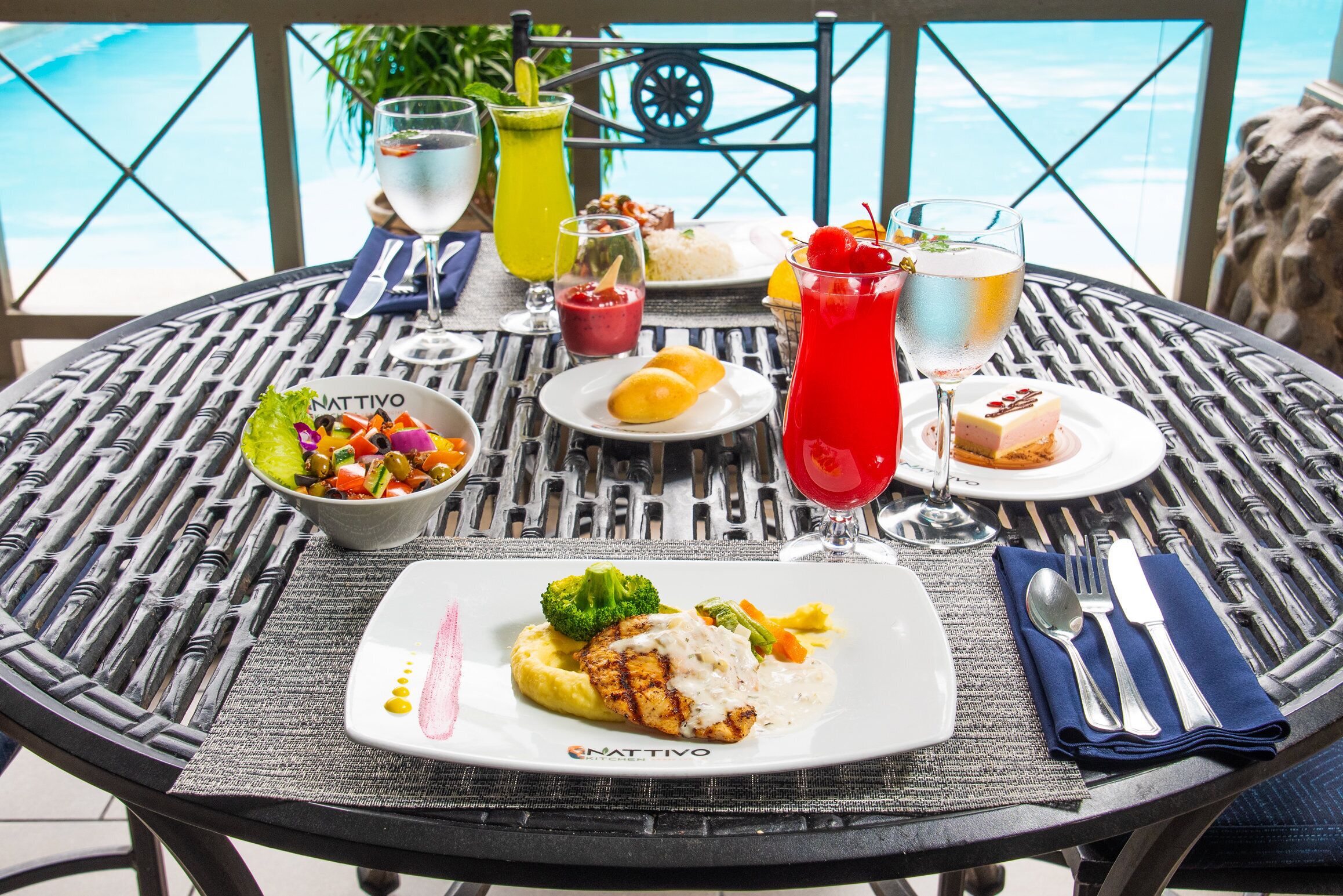 2 restaurants, serveren ontbijt, lunch, diner, internationale gerechten