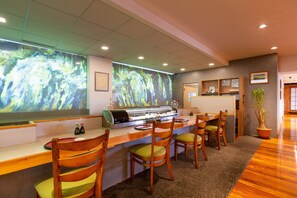 2 restaurants, breakfast, lunch, dinner served; international cuisine 