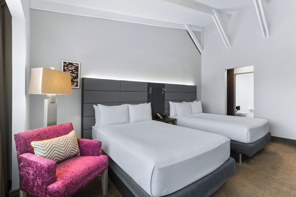 Chambre Standard, 2 lits doubles, accès au bar-salon (Top Floor) | Literie de qualité, lit avec matelas à plateau-coussin