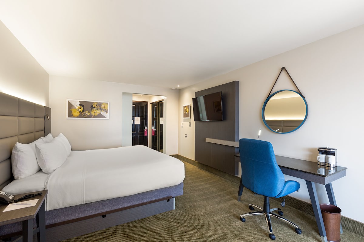 Standard Room, 1 King Bed | Premium bedding, pillow-top beds, in-room safe, desk