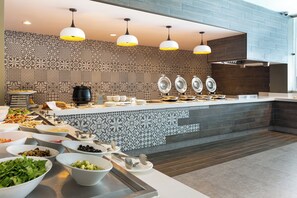 2 restaurants servant le petit déjeuner, le déjeuner et le dîner