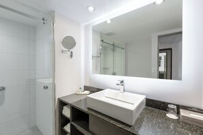 Dusche, kostenlose Toilettenartikel, Haartrockner, Handtücher