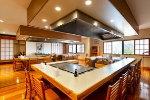 2 restaurants, breakfast, lunch, dinner served; international cuisine