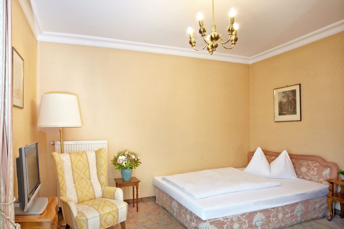 Hypo-allergenic bedding, down duvets, minibar, in-room safe