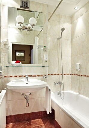 Ducha y bañera combinadas y artículos de higiene personal gratuitos