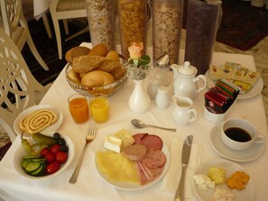 Desayuno continental gratuito y diario