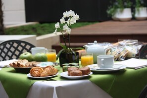 Outdoor dining - Hotel Lotti (Paris)