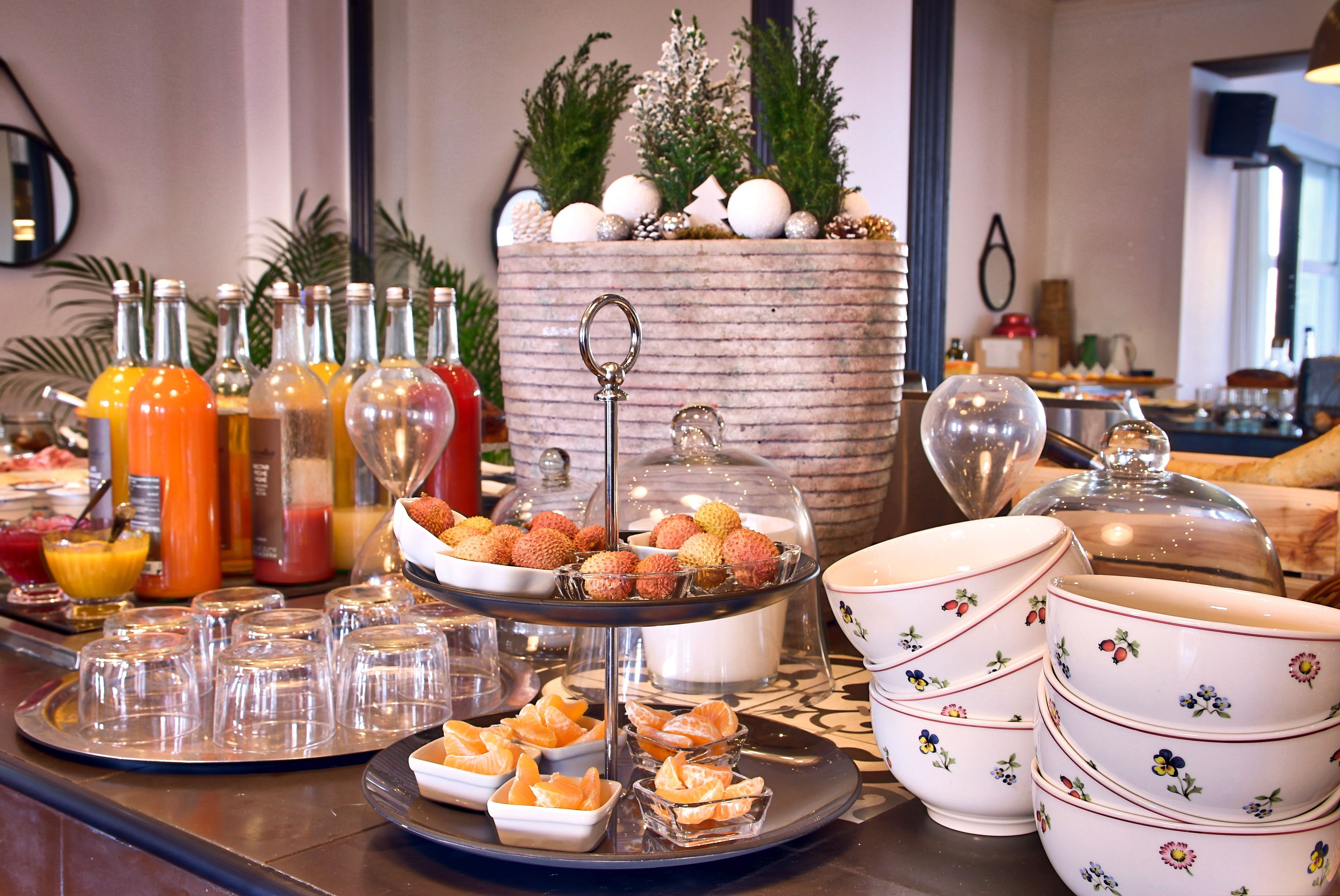 Un bufé con diversas opciones de comida y bebidas, incluyendo un pastel con decoración.