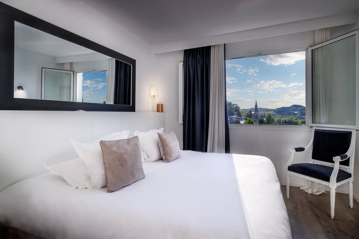 Premium bedding, pillowtop beds, minibar, in-room safe