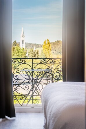 Premium bedding, pillowtop beds, minibar, in-room safe