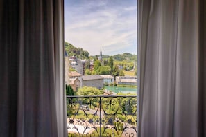 2 bedrooms, premium bedding, pillow-top beds, minibar