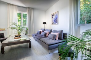 Family Suite, 1 Bedroom, Bathtub, River View | Living area