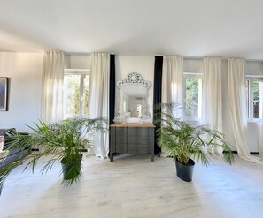 2 bedrooms, premium bedding, pillowtop beds, minibar