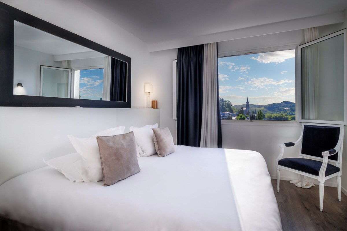 Kaliteli yatak takımı, yastık yüzeyli yatak, minibar, odada kasa 