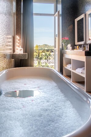 Junior-Suite, Flussblick | Badezimmer | Designer-Toilettenartikel, Haartrockner, Bademäntel, Hausschuhe