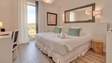 Premium tweepersoonskamer | Luxe beddengoed, pillowtop-bedden, een minibar, een kluis op de kamer