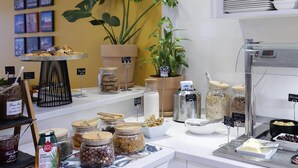 Un bufé de desayuno con diferentes alimentos y salsas.
