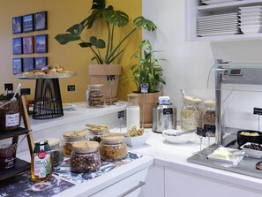 Desayuno buffet diario (EUR 20 por persona)
