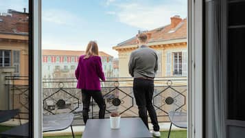 Premium bedding, in-room safe, desk, laptop workspace