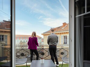 Rom – superior, 1 dobbeltseng, terrasse | Sengetøy av topp kvalitet, safe på rommet og skrivebord