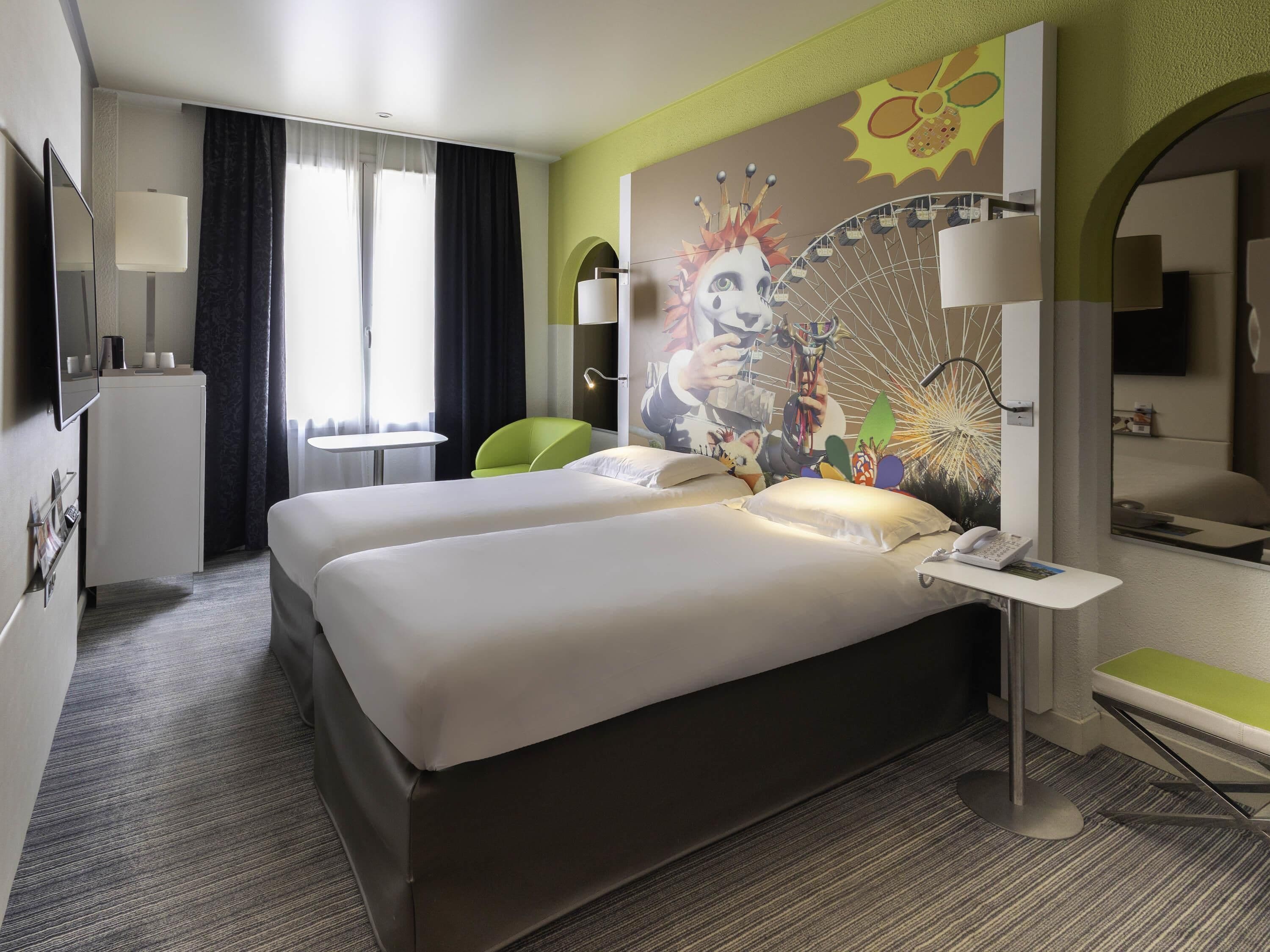 Ropa de cama de alta calidad y caja de seguridad en la habitación 