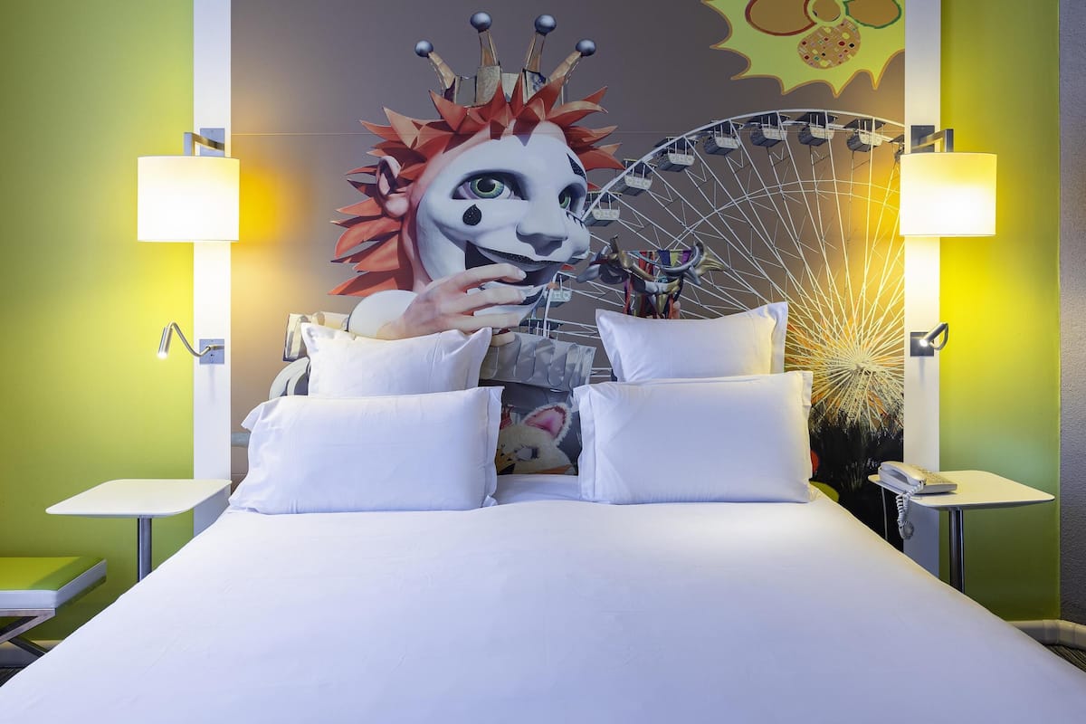 Classic-huone, 1 parisänky | Ylelliset vuodevaatteet, tallelokero huoneessa, työpöytä