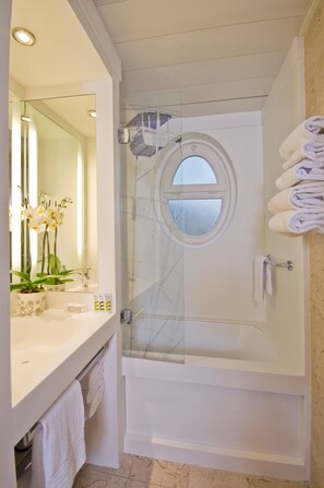 Rainfall showerhead, eco-friendly toiletries, hair dryer, towels - Mercure Nice Centre Grimaldi (Nice)