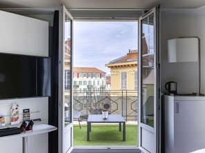 Premium bedding, in-room safe, desk, laptop workspace