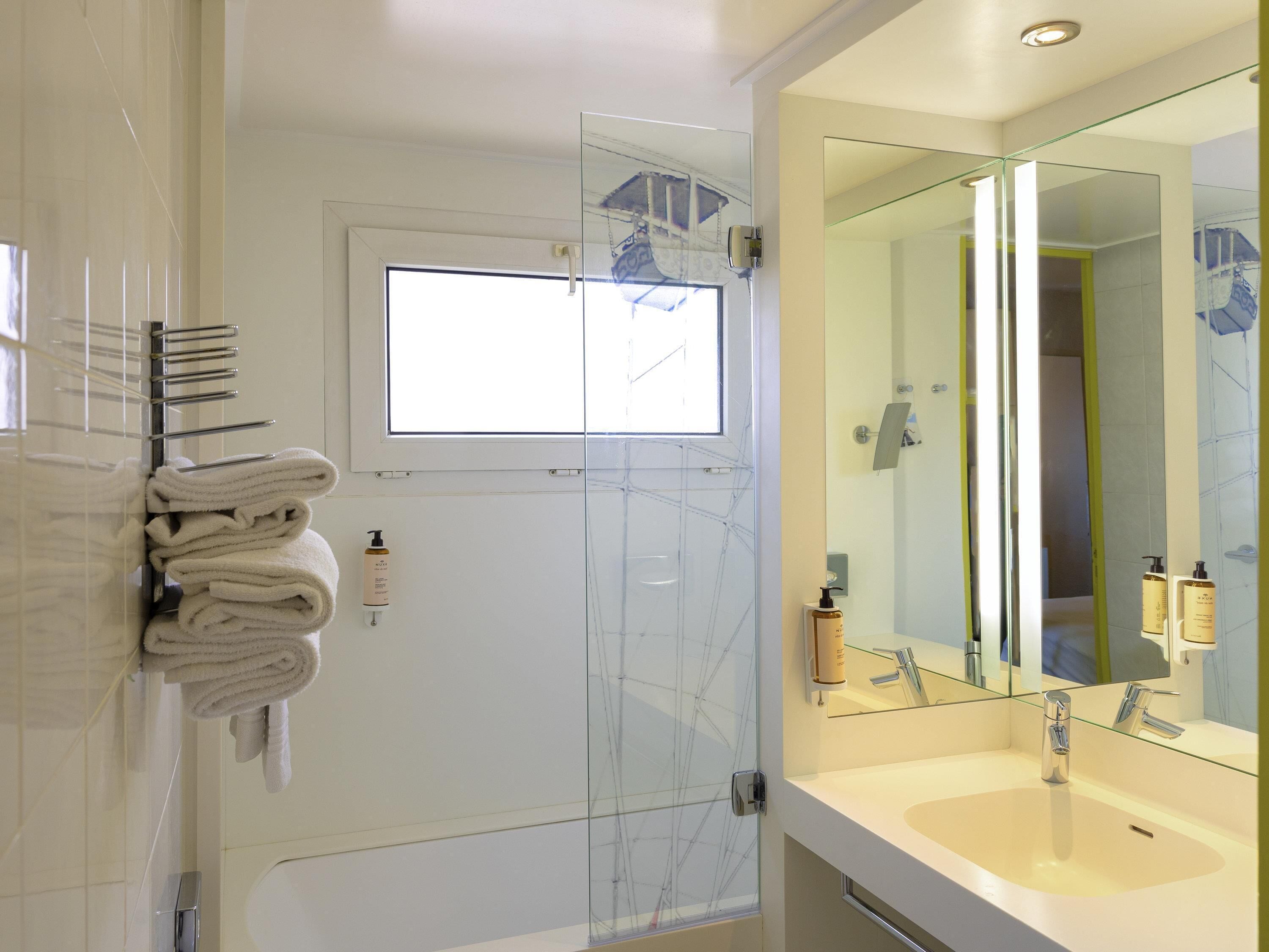 Ropa de cama de alta calidad y caja de seguridad en la habitación 