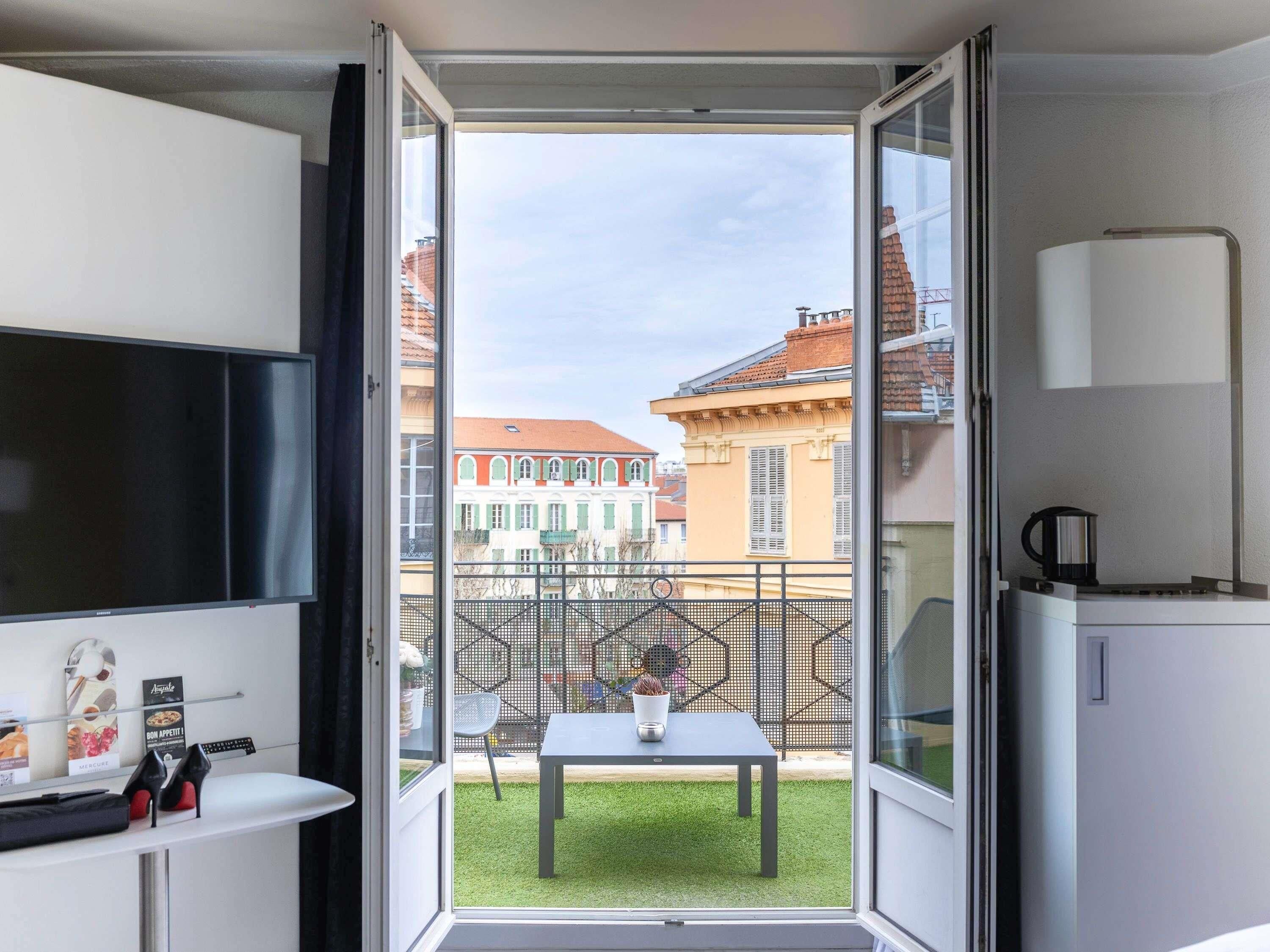 Premium bedding, in-room safe, desk, laptop workspace