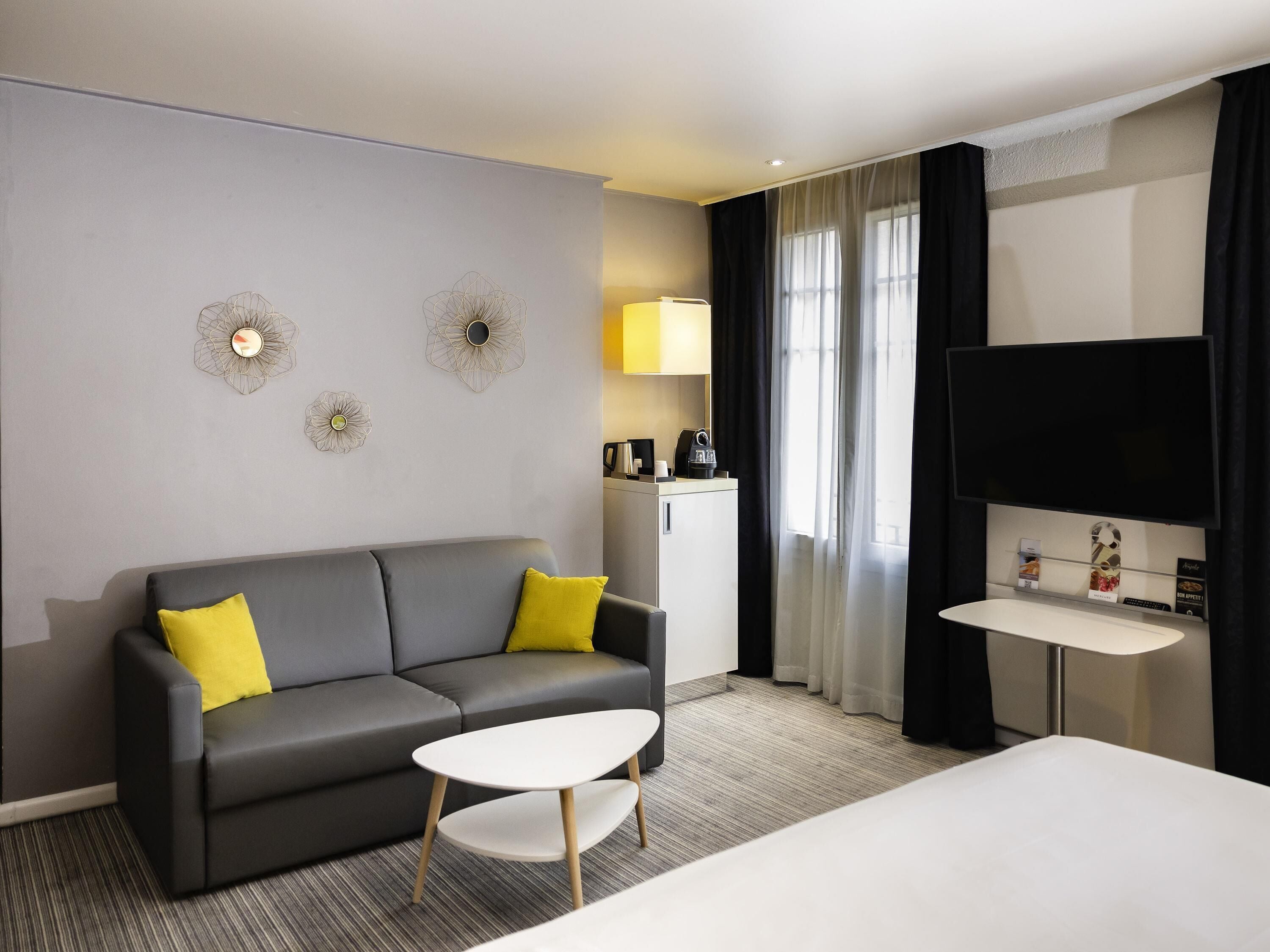 Suite Junior, 1 très grand lit et 1 canapé-lit | Literie de qualité, coffre-fort pour ordinateur portable, bureau