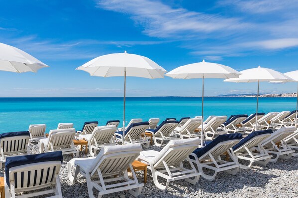 Una playa cerca, toallas de playa