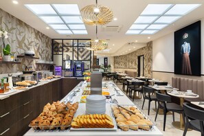 Bữa sáng buffet hàng ngày với phụ phí nhỏ 