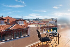 Deluxe Room, 1 King Bed, Non Smoking, Terrace | Premium bedding, minibar, in-room safe, desk