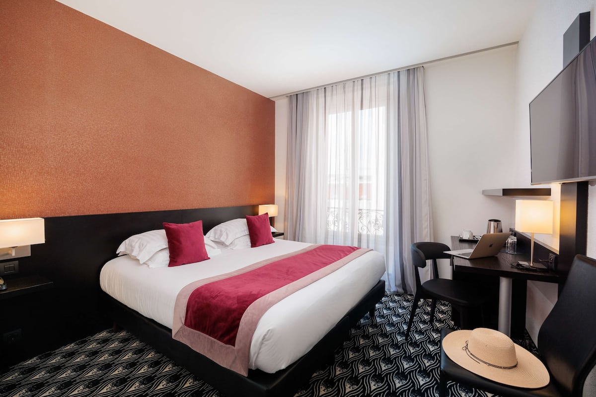 Standard Room, 1 Katil Raja (King), Non Smoking (Twin bed on request) | Peralatan tempat tidur premium, bar mini, peti besi dalam bilik, meja