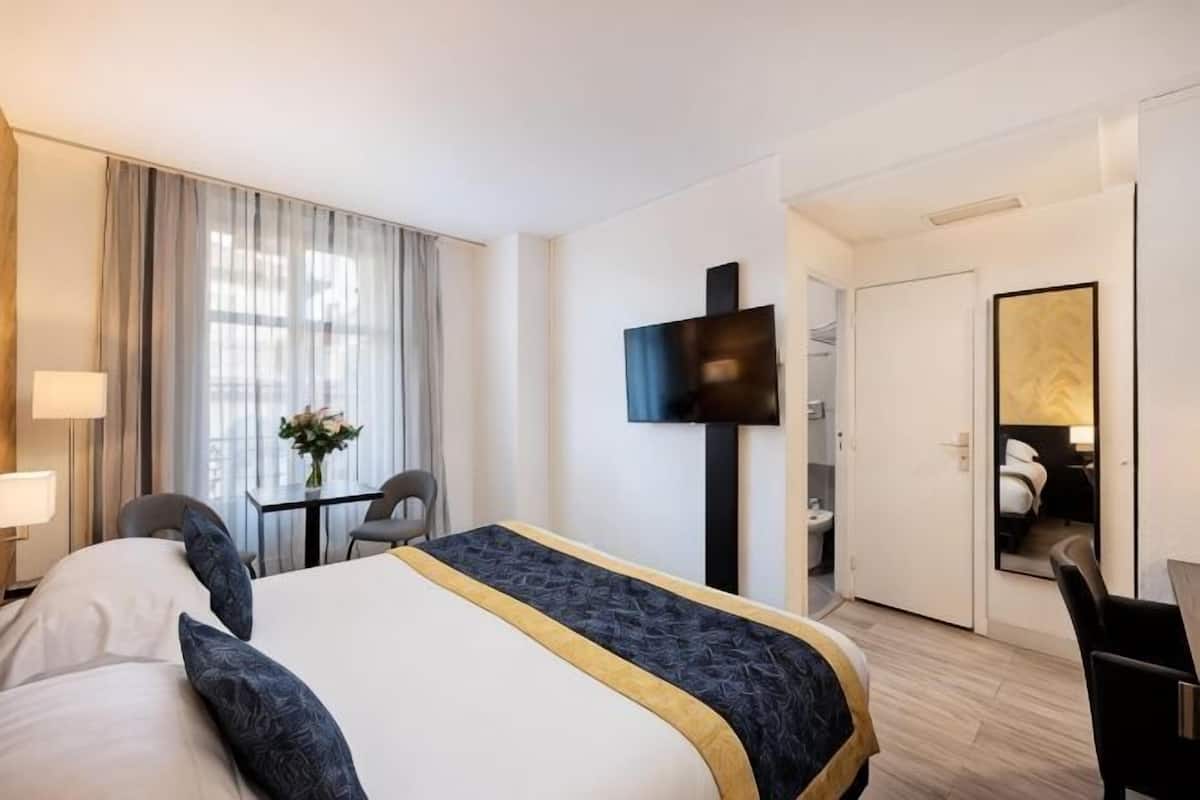 Bộ đồ giường cao cấp, minibar, két bảo mật tại phòng, bàn