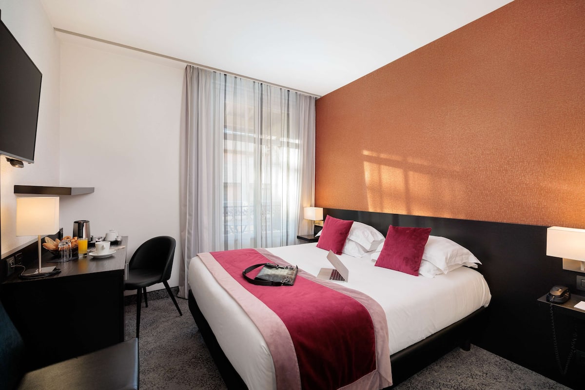 Standard Room, 1 Katil Ratu (Queen), Non Smoking | Peralatan tempat tidur premium, bar mini, peti besi dalam bilik, meja