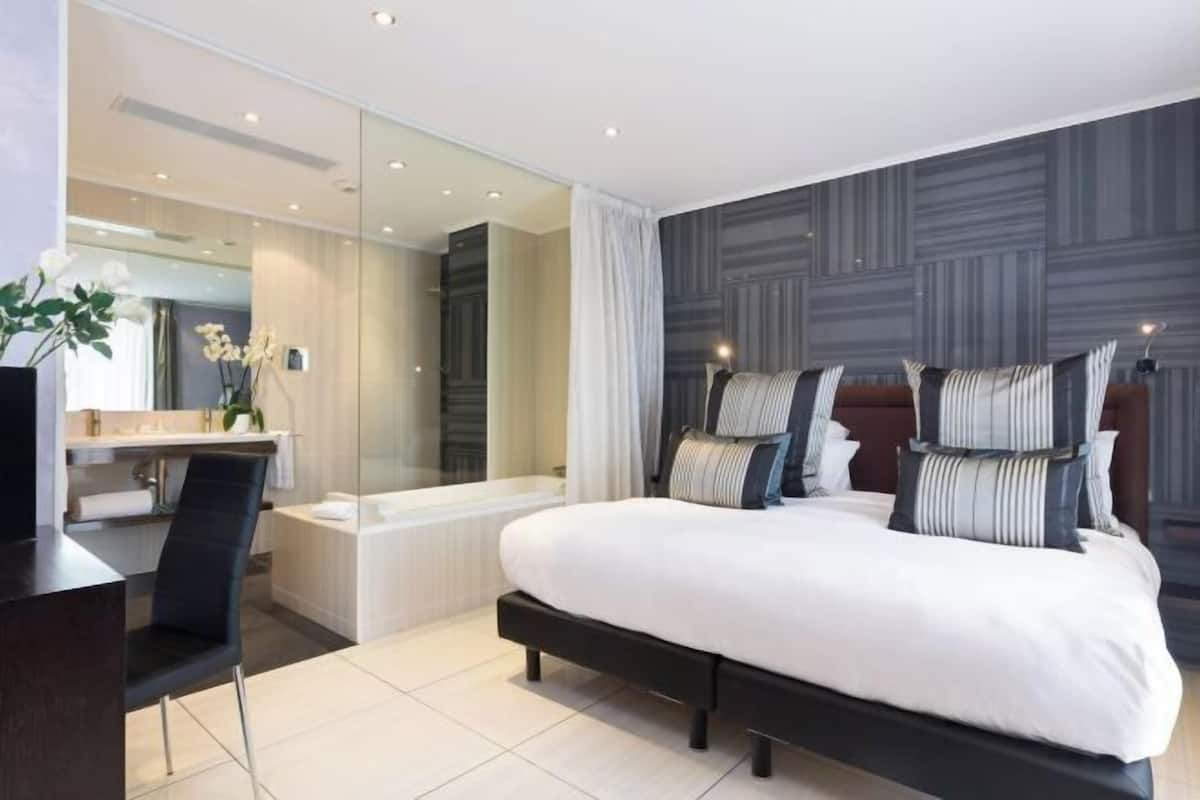 Hochwertige Bettwaren, Minibar, Zimmersafe, Schreibtisch
