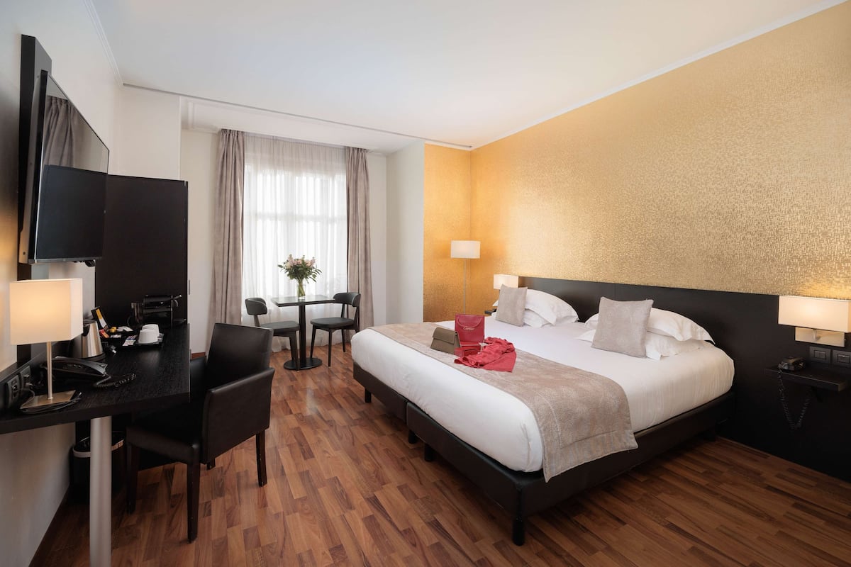 Phòng Deluxe, 1 giường cỡ king, không hút thuốc (Twin bed on request) | Bộ đồ giường cao cấp, minibar, két bảo mật tại phòng, bàn 