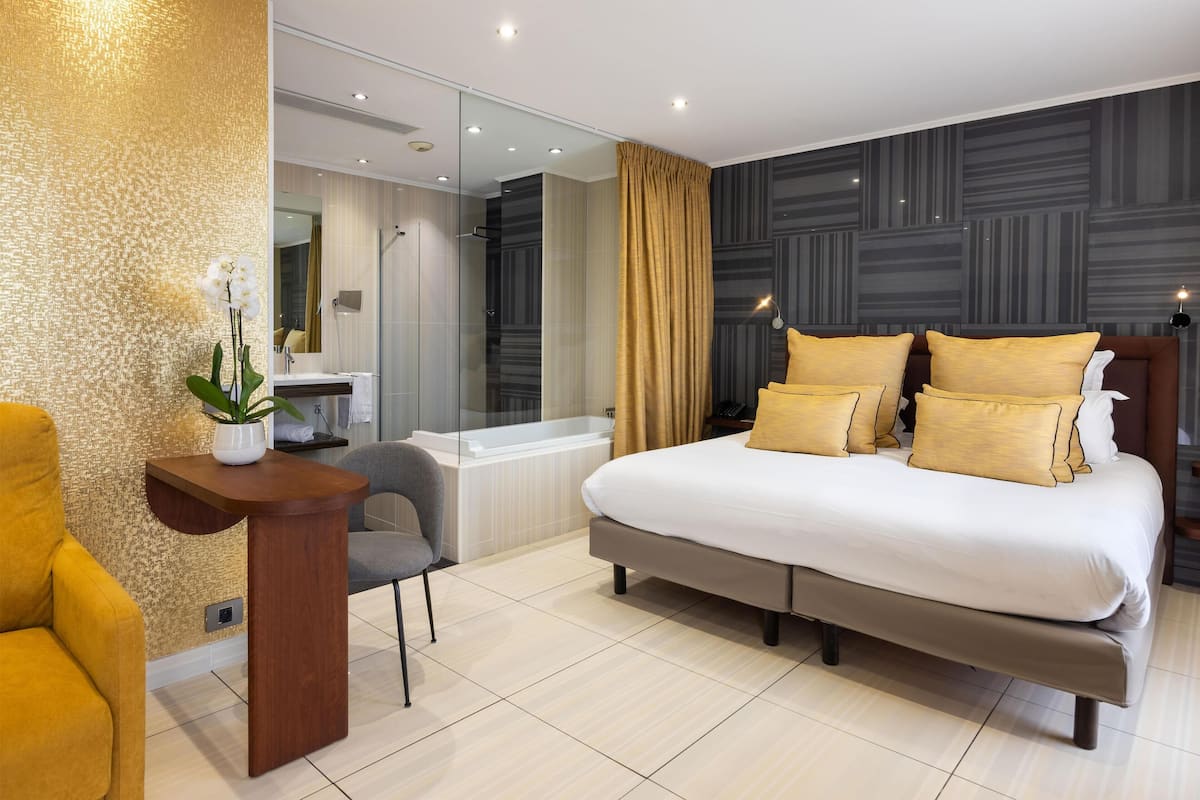 Phòng Suite Junior, 1 giường cỡ king, không hút thuốc, hiên (Twin bed on request) | Bộ đồ giường cao cấp, minibar, két bảo mật tại phòng, bàn