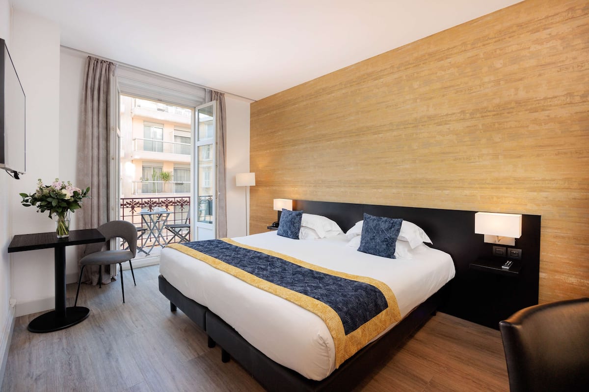 Phòng Deluxe, 1 giường cỡ king, không hút thuốc, ban công (Twin bed on request) | Bộ đồ giường cao cấp, minibar, két bảo mật tại phòng, bàn 