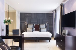 Junior suite, 1 kingsize bed, niet-roken, terras (Twin bed on request) | Luxe beddengoed, een minibar, een kluis op de kamer, een bureau