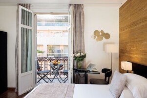 Ropa de cama de alta calidad y minibar 