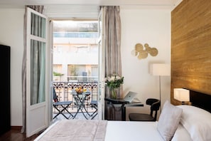 Habitación Deluxe, 1 cama de matrimonio grande, no fumadores, balcón (Twin bed on request) | Ropa de cama de alta calidad, minibar, caja fuerte y escritorio