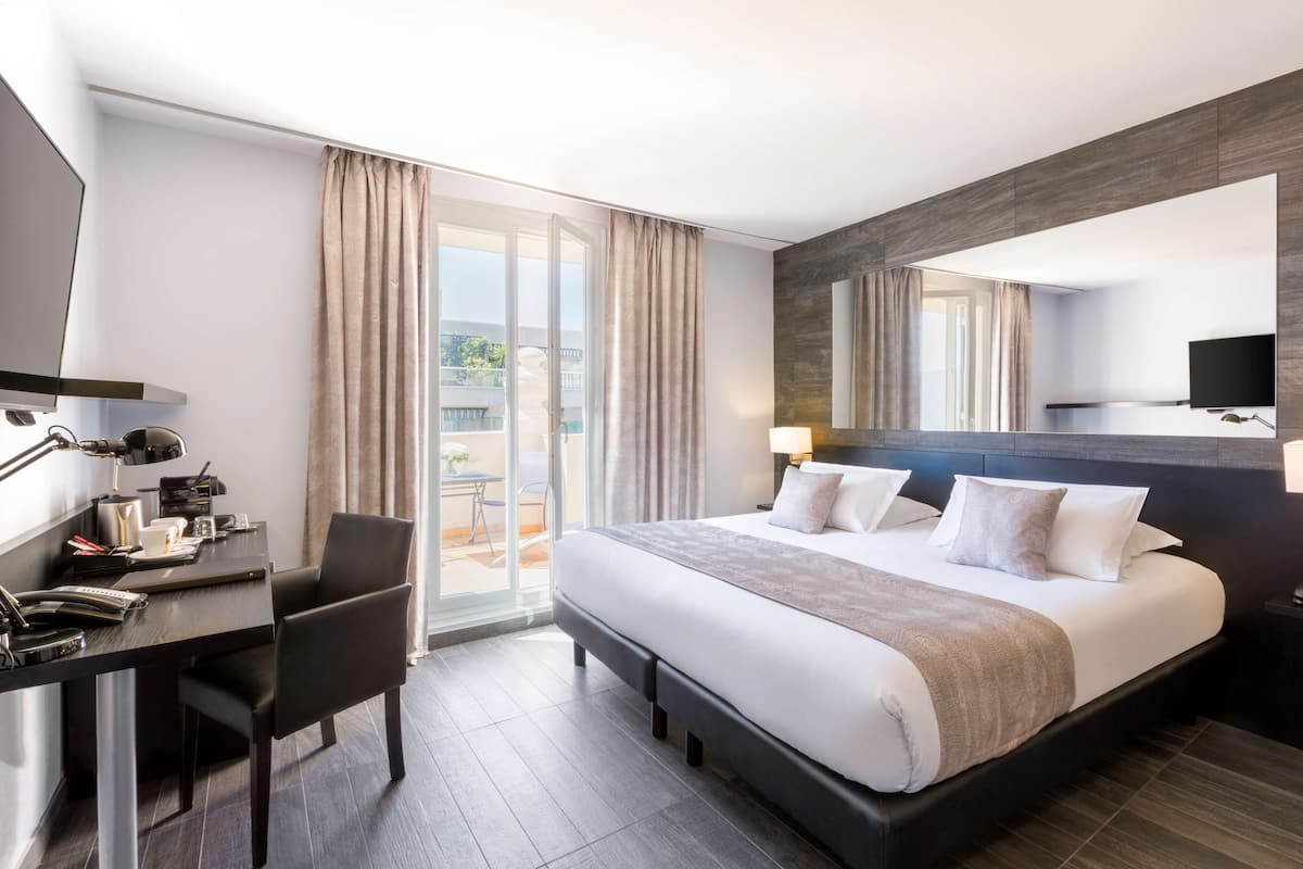Phòng Deluxe, 1 giường cỡ king, không hút thuốc, hiên | Bộ đồ giường cao cấp, minibar, két bảo mật tại phòng, bàn 